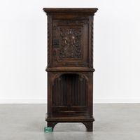Bahut de style néo-gothique, en bois sculpté, avec des panne… (photo 2)