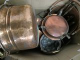 de nombreuses casseroles et poêles rangées dans un carton