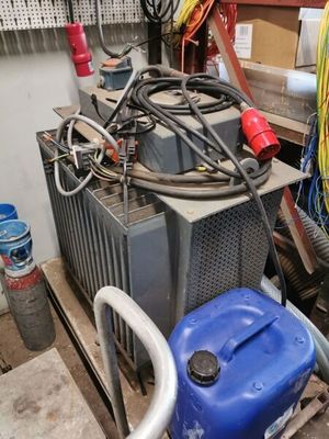 un tas d'appareils électriques de toutes sortes dans un garage
