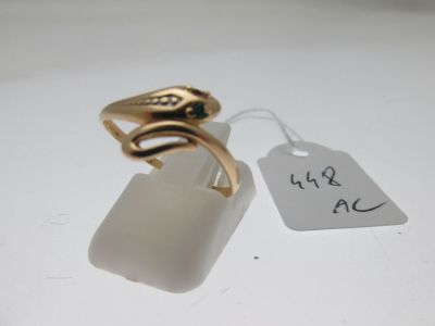 une bague en or ornée d'un oiseau, à côté d'une étiquette de prix