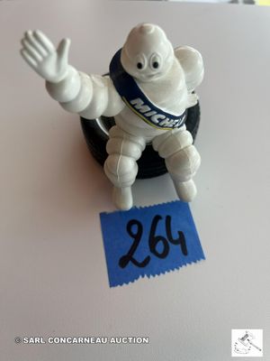 une figurine représentant un homme assis sur une table