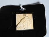 une image représentant un cheval sur une plaque
