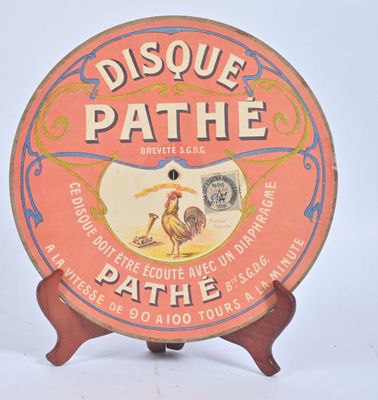 une assiette sur laquelle est représentée une femme
