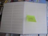 une pile de livres surmontée d'un autocollant jaune
