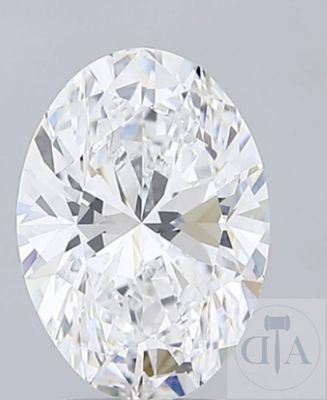 un gros plan d'un diamant taillé sur une surface blanche
