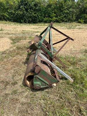 une machine rouillée abandonnée au milieu d'un champ