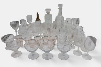 beaucoup de verres à vin et une bouteille sur la table
