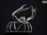 une image représentant une sculpture de crabe sur une surface noire