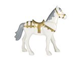 un cheval blanc avec un harnais doré sur le dos