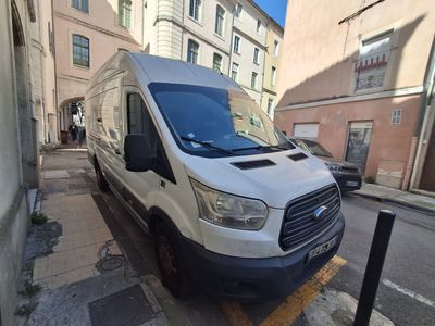 une camionnette blanche garée sur le côté de la rue