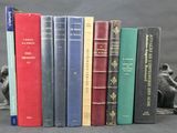 une pile de livres posés sur une table