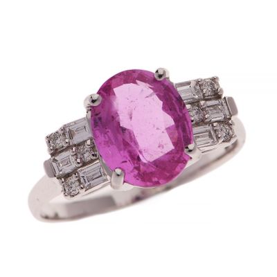 une image représentant une bague sertie d'un saphir rose et de diamants sur fond blanc