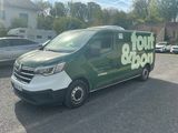 une camionnette garée dans un parking