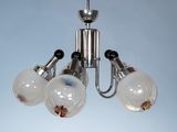 un lustre à trois lumières suspendu au plafond
