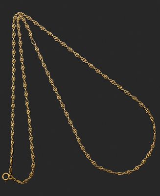 un collier en or dont la chaîne a été coupée en deux