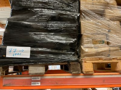une grande pile de boîtes sur une palette dans un entrepôt
