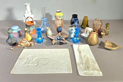 une table sur laquelle se trouvent de nombreux objets en verre