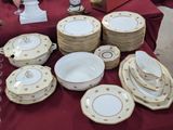 plusieurs assiettes et bols sur une table avec une nappe rouge