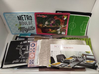 beaucoup de livres sur une étagère dans une pièce