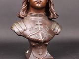 buste en bronze représentant un homme en armure, portant une croix sur la poitrine