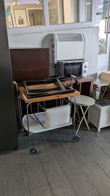 un bureau d'ordinateur sur lequel se trouve une imprimante, dans une pièce