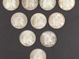 un groupe de six pièces d'argent posées sur une surface noire
