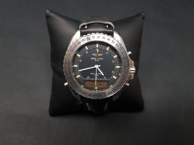 un gros plan d'une montre-bracelet posée sur un oreiller