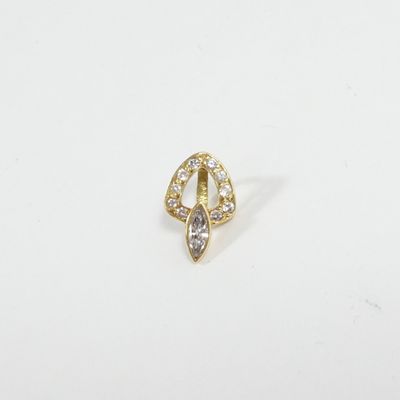 une paire de boucles d'oreilles en or serties de diamants sur fond blanc