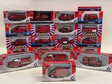 six camions rouges miniatures dans leur boîte, présentés dans une vitrine