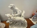 une figurine représentant un homme à cheval, posée sur une table