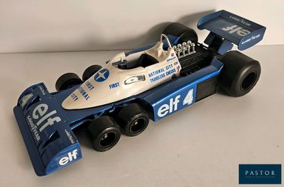 une voiture de course bleue et blanche sur un fond blanc