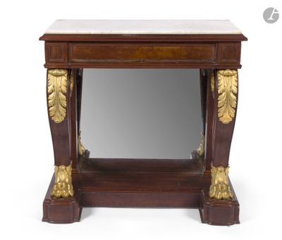 une petite table en bois sur laquelle se trouve un miroir