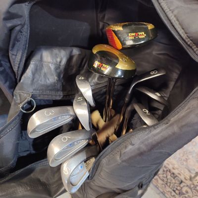 un sac rempli de clubs de golf et contenant des clubs de golf