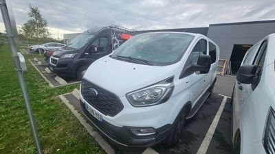 une camionnette blanche garée dans un parking
