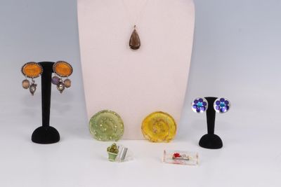 trois bijoux posés sur un présentoir
