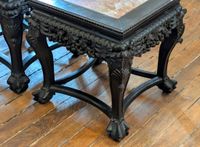 Paire de tabourets carrés en bois exotique sculpté, le plate… (photo 3)