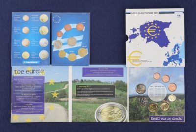 trois livres posés sur une table bleue, avec une carte de l'Europe et une carte de l'Europe