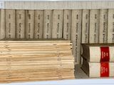 Les livres sont empilés sur une étagère dans une bibliothèque remplie de livres