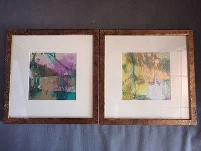 deux tableaux encadrés accrochés au mur