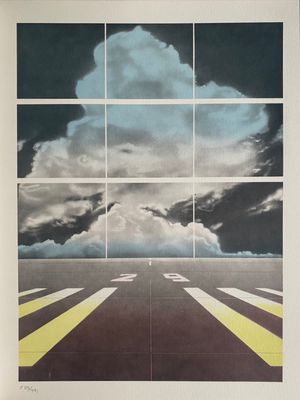 une image représentant une photo d'une piste d'atterrissage avec des nuages dans le ciel