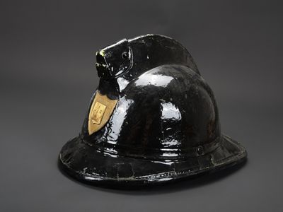 un casque de pompier noir muni d'une étiquette