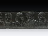 une plaque en marbre noir sur laquelle est représenté un groupe de personnes