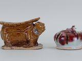 deux figurines en céramique représentant des animaux, placées l'une à côté de l'autre