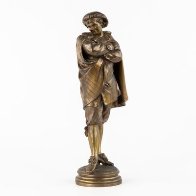 une figurine en bronze représentant un homme tenant un enfant dans ses bras