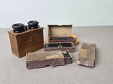 quatre cartons remplis d'objets anciens posés sur une table