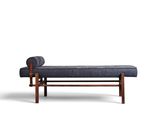 le banc est en bois et son assise est recouverte d'un tissu bleu foncé