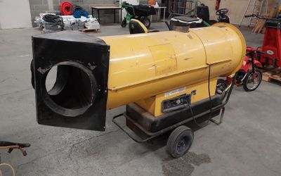 une machine jaune qui se trouve dans un garage