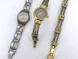 deux montres et un bracelet sont posés sur une surface blanche