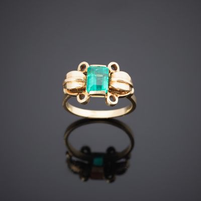 une bague en or sertie d'une émeraude au centre