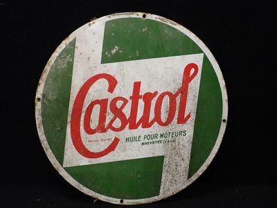 un panneau vert et blanc sur lequel est inscrit « Castrool »
